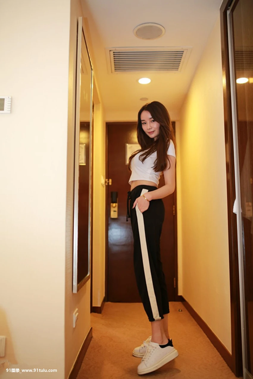 花唇微绽羞难掩, 艳蒂娇耸情已动 [28P][楊冪 走光]