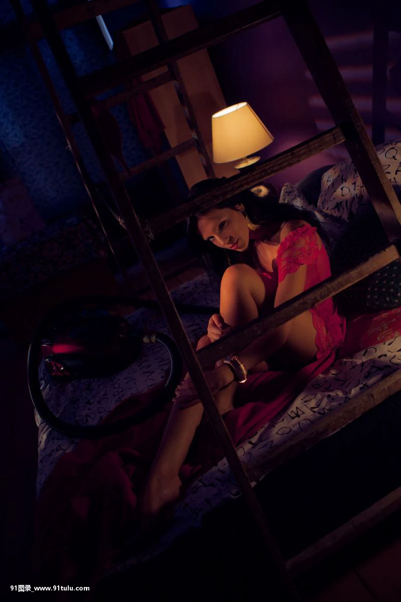 Qusane [24P][紺野 彩夏 写真 集]