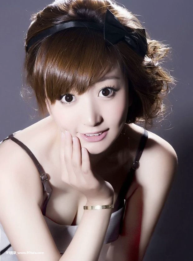 脸蛋纯情的白嫩90后美女 [12P][裸体 时装 秀]