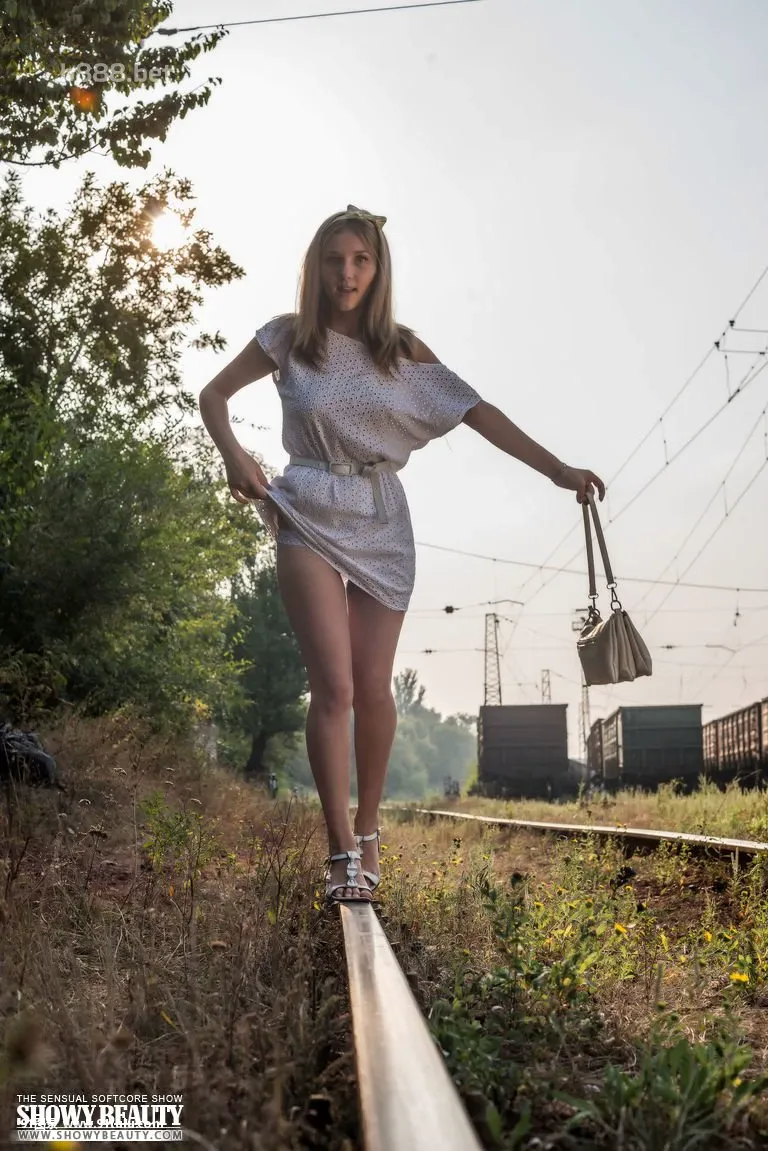 走在铁轨上的少女 [20P][gopro タイムラプス 写真 動画 に する quik]