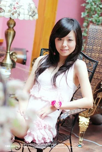 超漂亮90年后粉色小女生 [8P][肉色裙子 街拍]