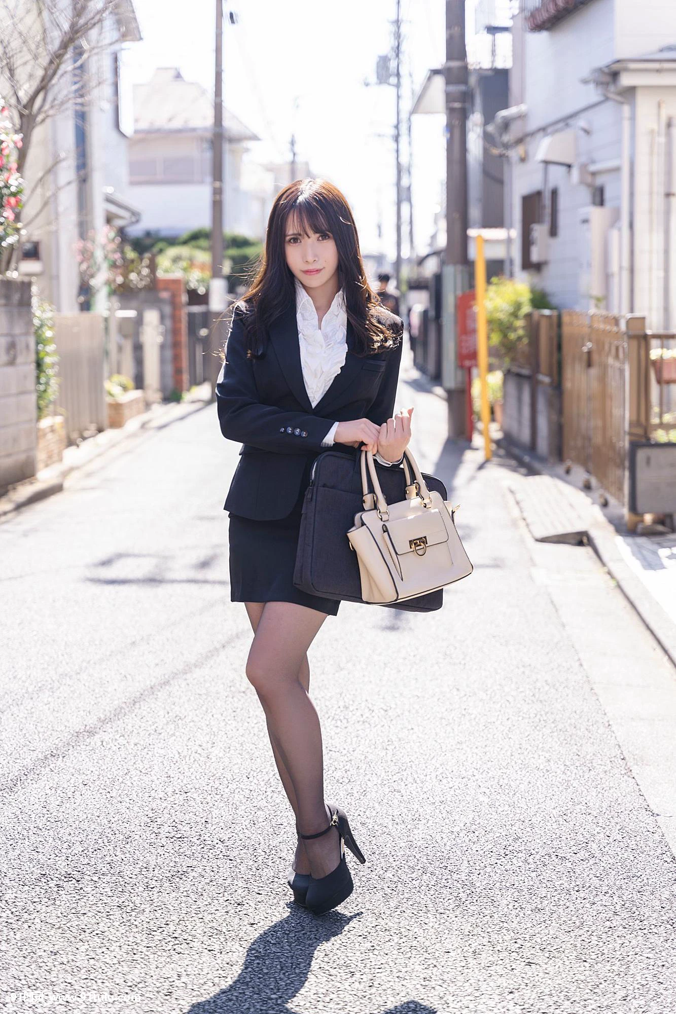 秘书笑容甜，回家很休闲 [75P][写真 と は]