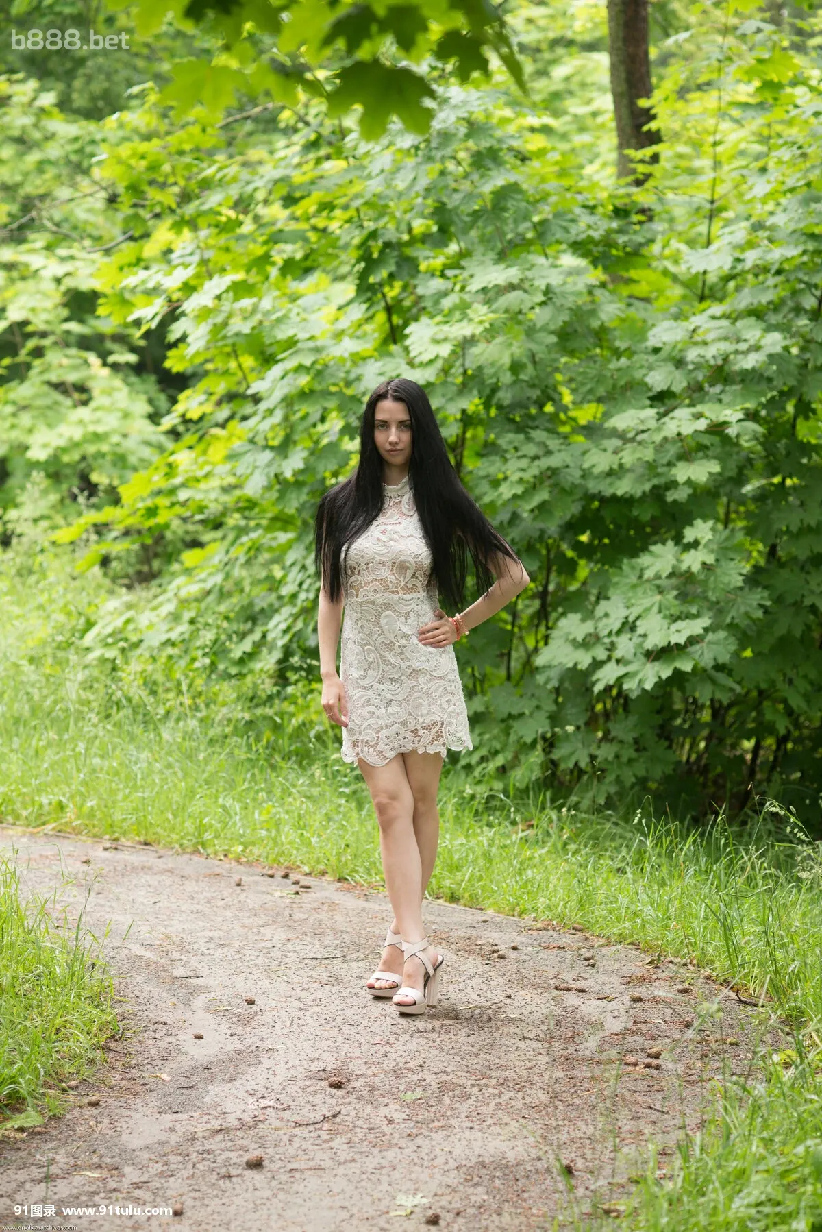 在户外脱下她的连衣裙 [20P][メール の 写真 を sd カード に 移す]