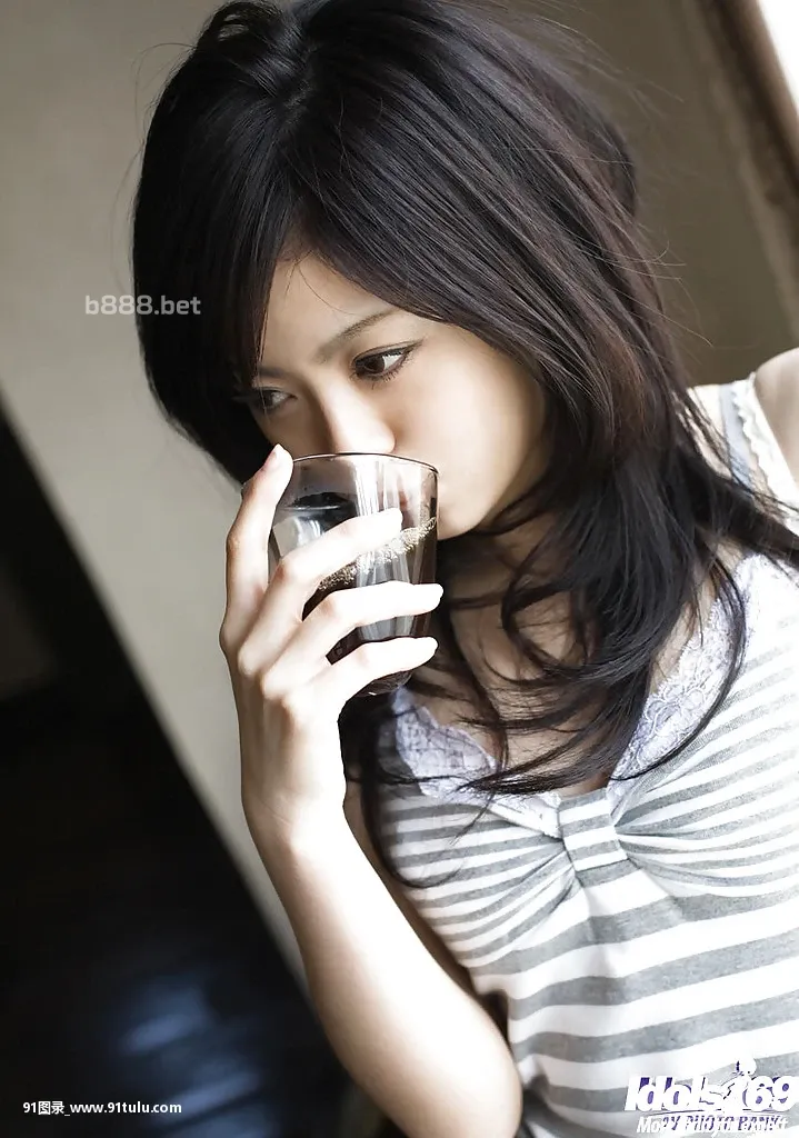 Sweet asian teenage babe China Yuki revealing her tempting body [14P][写真 撮影 季節]