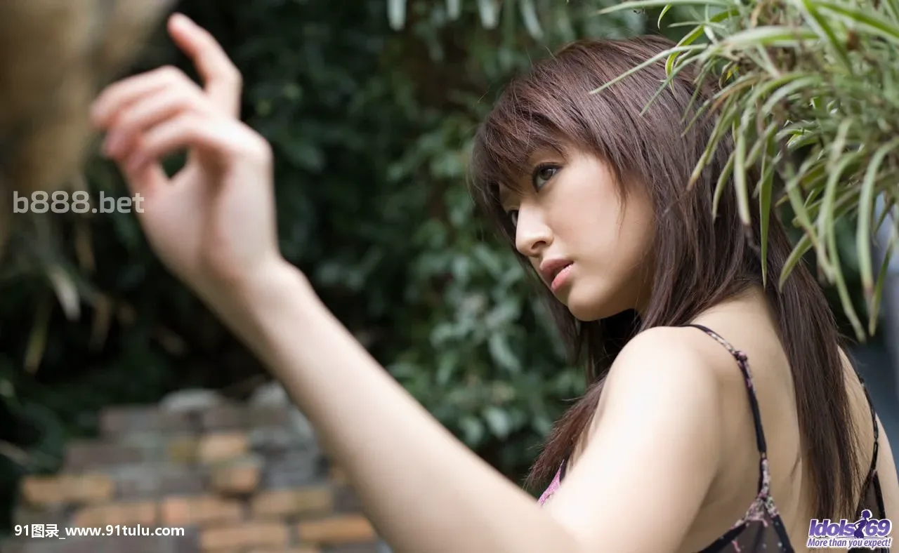 Beautiful Asian teen enjoys showing off her wild side in the outdoors [15P][リアルエステート 写真]